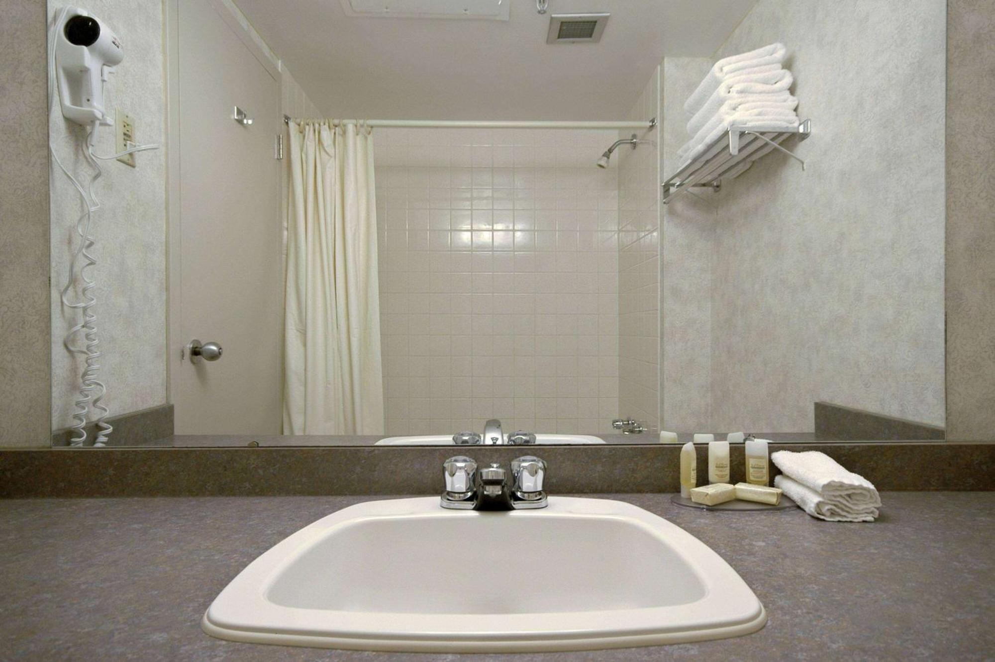 Howard Johnson By Wyndham Portage La Prairie Exteriér fotografie
